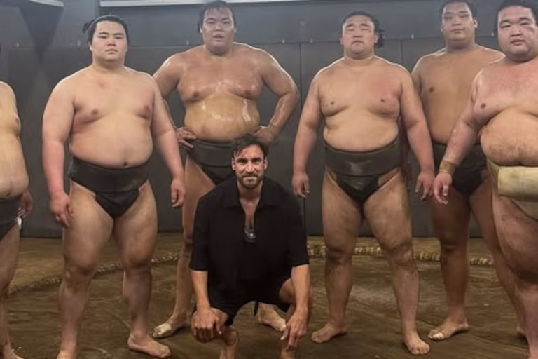 Una figura de la selección argentina practica sumo en Japón durante sus vacaciones y sorprende a sus seguidores