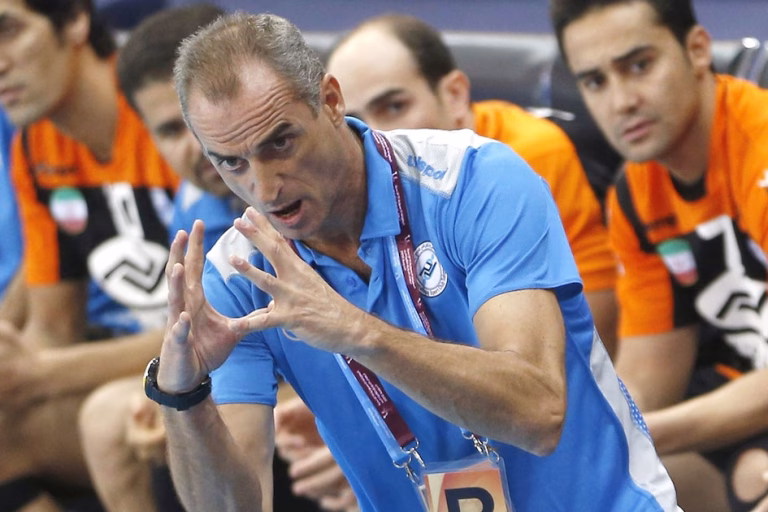 Rafa Guijosa, entrenador español, escapa de Irán tras 30 horas en autobús y espera repatriación en Armenia