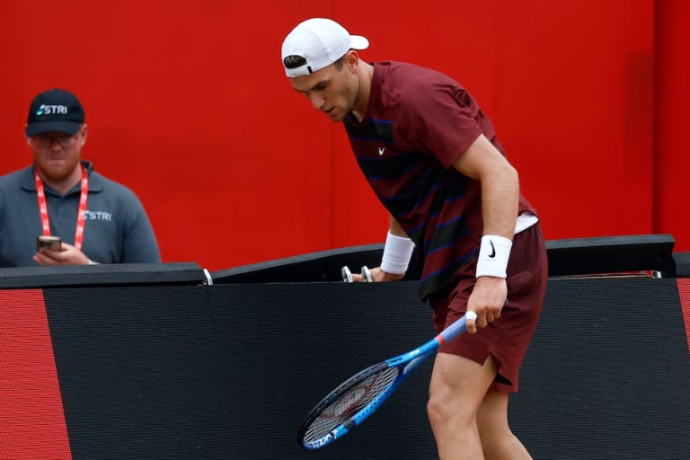 Jack Draper rompe su raqueta tras perder en la previa de Wimbledon y lanza un contundente mensaje en español