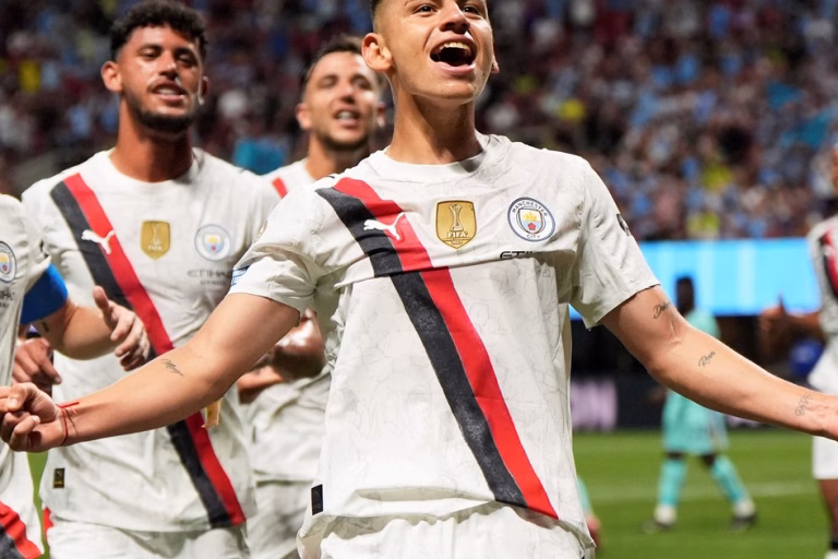 Diablito Echeverri anota un golazo en su debut como titular con el Manchester City en un emocionante partido