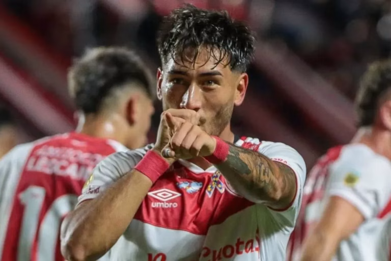 Argentinos Juniors recibe una nueva oferta que podría cambiar su futuro inmediato en el mercado de fichajes