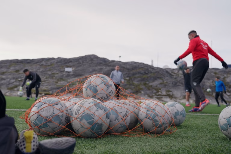 Fútbol en Groenlandia: la pasión que ilumina las noches de verano bajo el sol de medianoche
