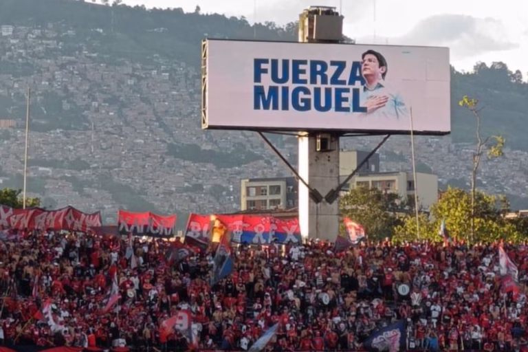 Miguel Uribe emociona a hinchas antes de la final del equipo Cardenal: “Fuerza Miguel”