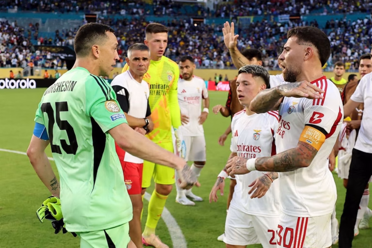 Otamendi y Marchesin protagonizan tenso incidente tras el gol celebrado enérgicamente ante los hinchas de Boca