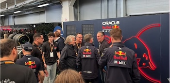 Christian Horner, de espaldas, hablando