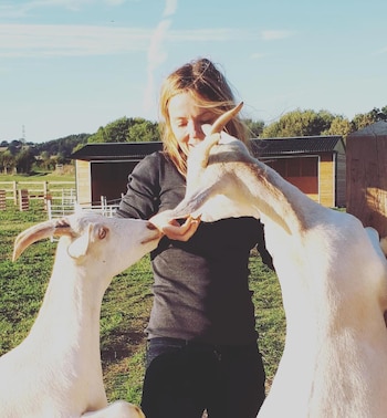 Geri con las cabras (@therealgerihalliwell)