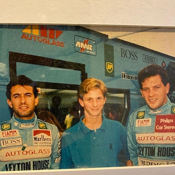 Un adolescente Horner junto a