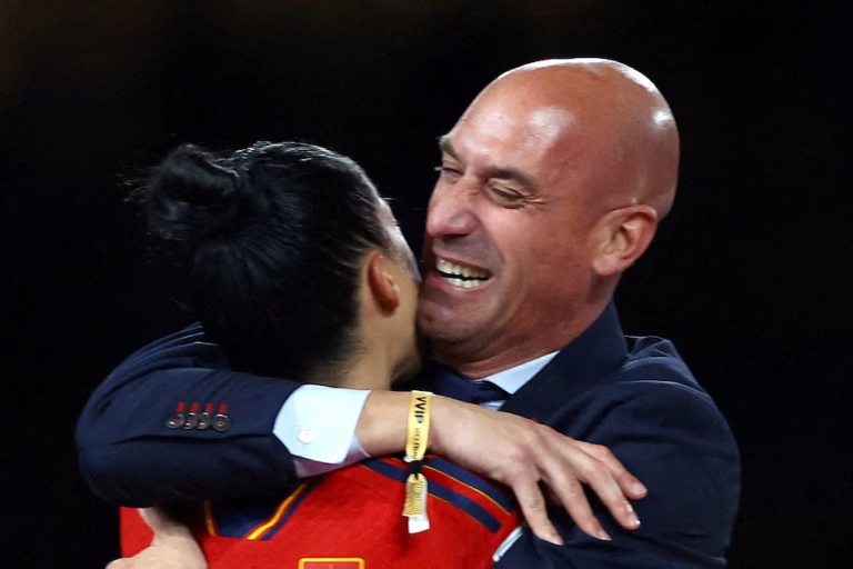 Rubiales apela su condena por el beso a Jenni Hermoso, defendiendo un contexto de celebración y euforia ante el Supremo