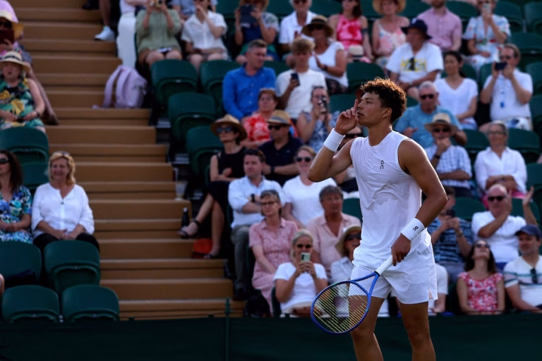 Tenista famoso explota de furia tras suspensión del partido que lo tenía a un paso de la victoria en Wimbledon