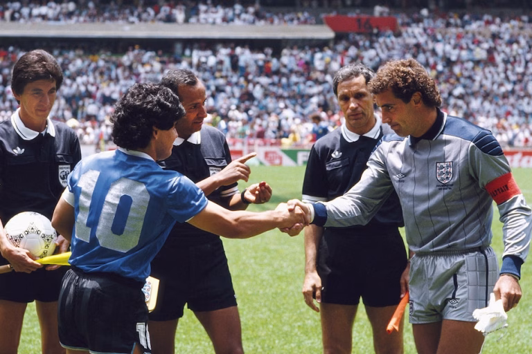 Peter Shilton subasta el buzo de México 86 y revive sus históricas quejas sobre los goles de Maradona