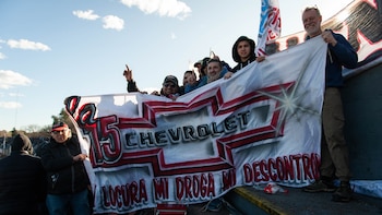 Los fanáticos con una bandera