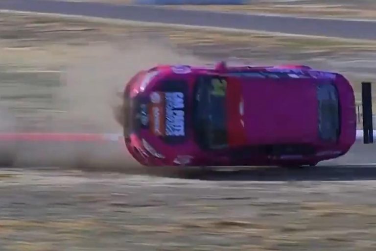 Accidente en carrera de General Roca: un auto volcó diez veces y terminó hecho trizas