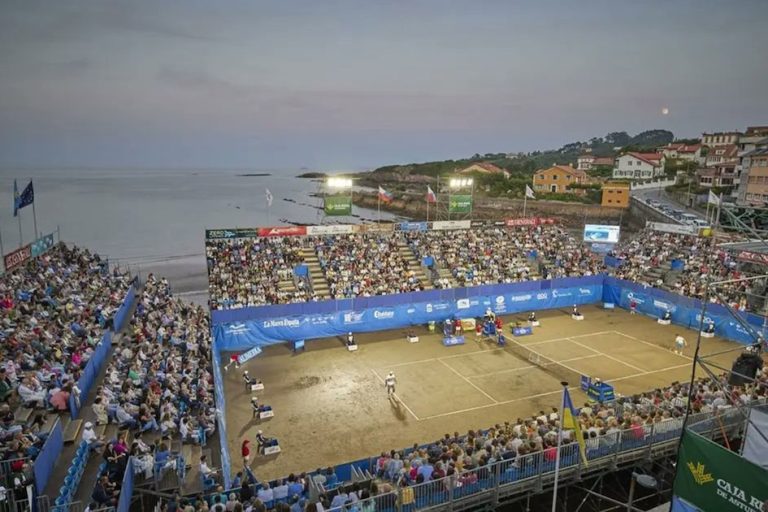 Tenis en la arena: el singular torneo de Luanco donde el mar define la experiencia de los jugadores como Cachin