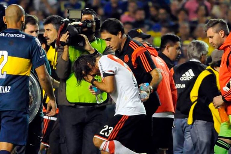 Carlos Sánchez, campeón de la Libertadores 2015, revela detalles del gas pimienta y critica al plantel de Boca