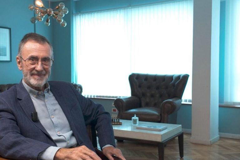 El viaje de Pancho Ibáñez: desde actor hasta conductor icónico de “El Deporte y el hombre” y su visión de la televisión actual