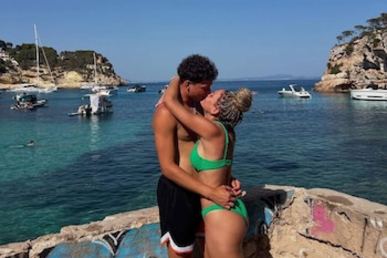 La romántica relación entre un tenista destacado y la hija futbolista de Dennis Rodman que alegra sus días