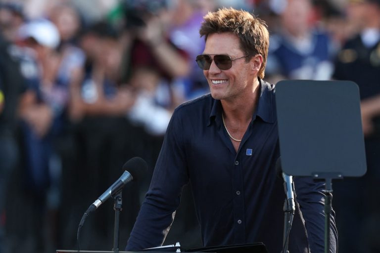 Inauguran estatua de bronce en homenaje a Tom Brady en el Gillette Stadium ante fanáticos y directivos