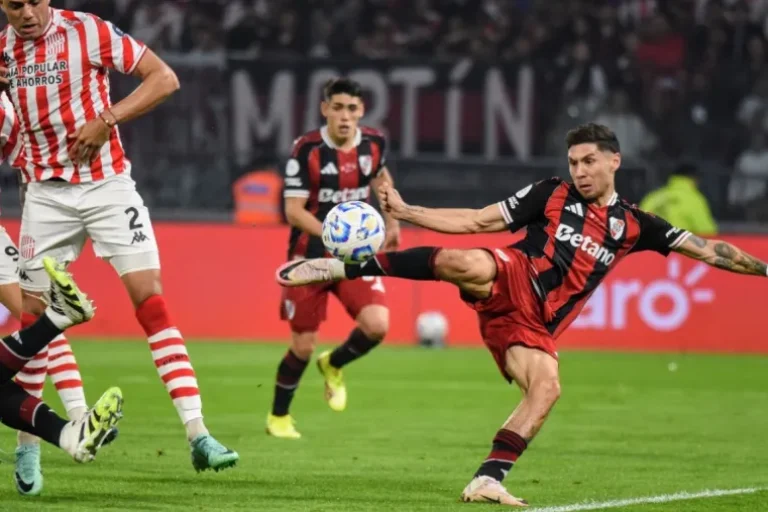 River le ganó a San Martín de Tucumán y sigue en la pelea