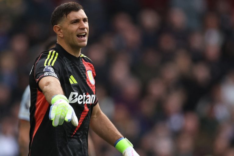 Aston Villa confirma que Dibu Martínez solo se irá por transferencia: incertidumbre sobre su futuro y el Manchester United