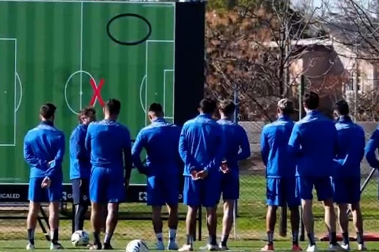 Guillermo Barros Schelotto incorpora pantallas gigantes en los entrenamientos de Vélez para mejorar la práctica deportiva