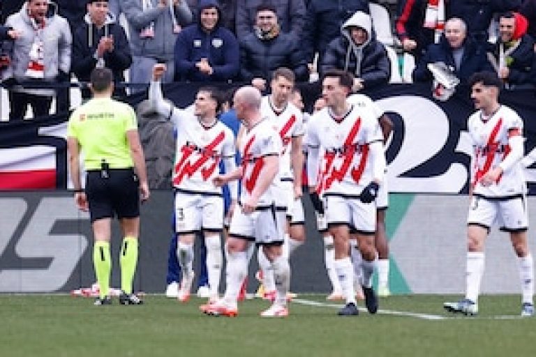 Rayo Vallecano debuta en la Conference tras 25 años sin Europa: partido sin televisión ni afición en las gradas