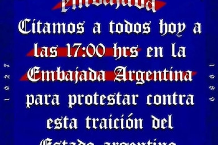 Protesta de fanáticos de la Universidad de Chile en Santiago por incidentes contra Independiente ante embajada argentina