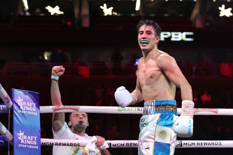 Mirco Cuello se consagra campeón mundial tras noquear a Sergio Ríos en Libia, con Mike Tyson como testigo de su hazaña