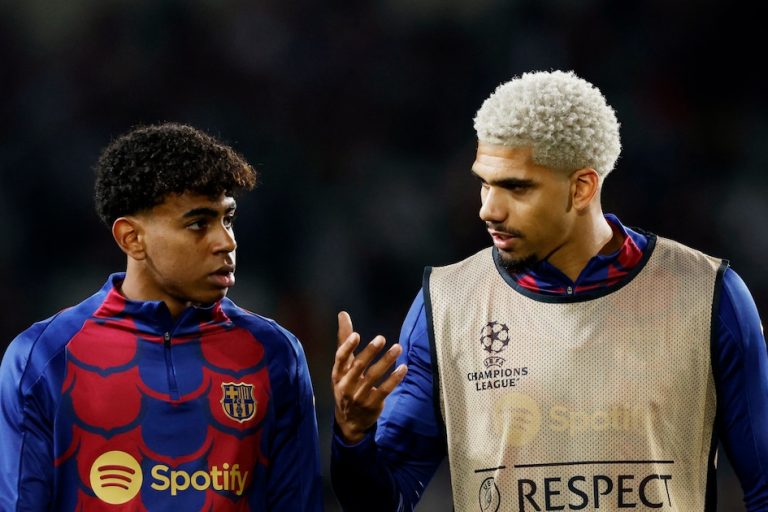 Lamine Yamal impacta en Barcelona con su look excéntrico y desata comparaciones con Ronald Araújo en redes sociales