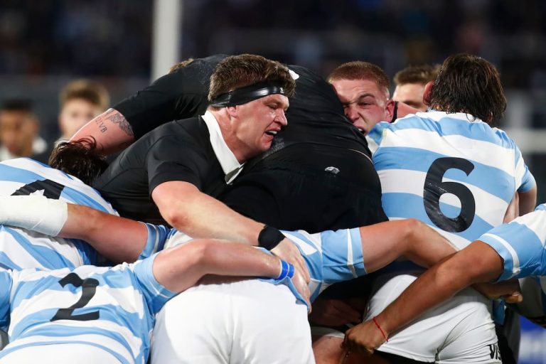 Rival de los Pumas. Fabian Holland es de Holanda, tuvo por ídolo a Messi y es un amable All Black… de 2,04 metros y 124 kilos