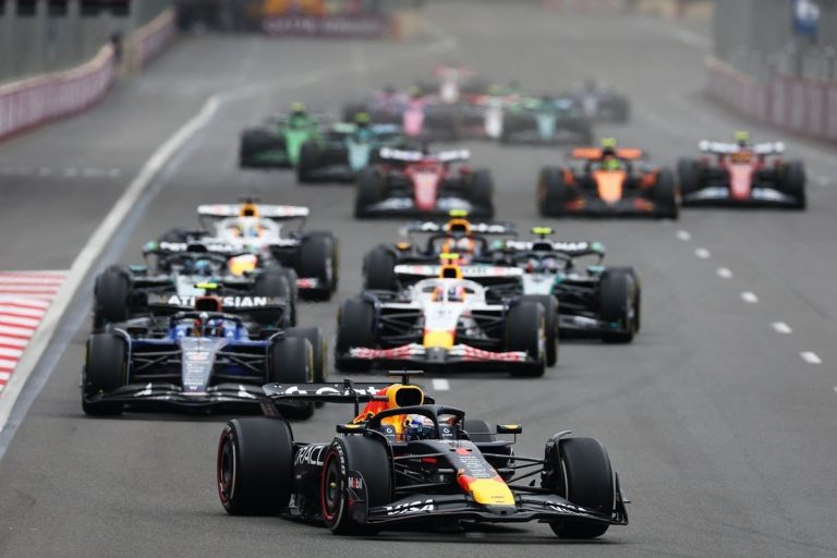 Verstappen se lleva la victoria en Azerbaiyán, Piastri se queda afuera y Colapinto recibe un golpe