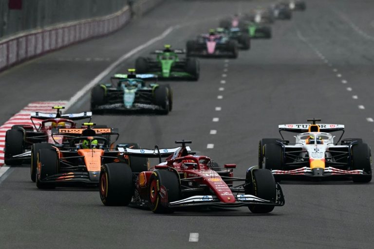 Leclerc sufrió un problema de motor en plena carrera en Bakú