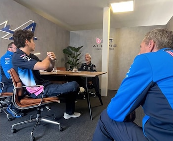 Colapinto hablando con Briatore