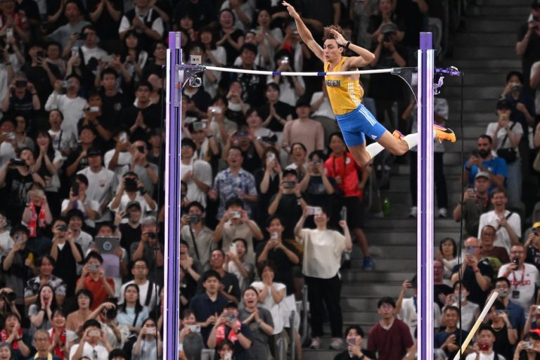 Mondo Duplantis hizo historia: saltó 6.30m, superó su récord por 14ª vez y se consagró tricampeón del mundo en Tokio