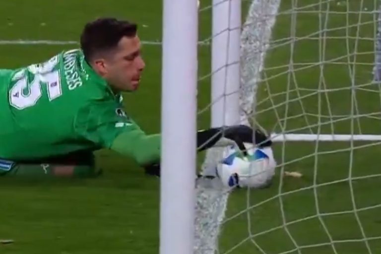 Video: el gol que le dieron de rebote a Vélez y el VAR se lo anuló