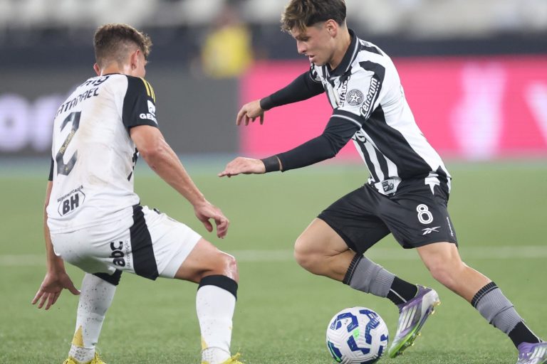 Video: la asistencia de Montoro después de dejar a un rival en el suelo contra Atlético Mineiro