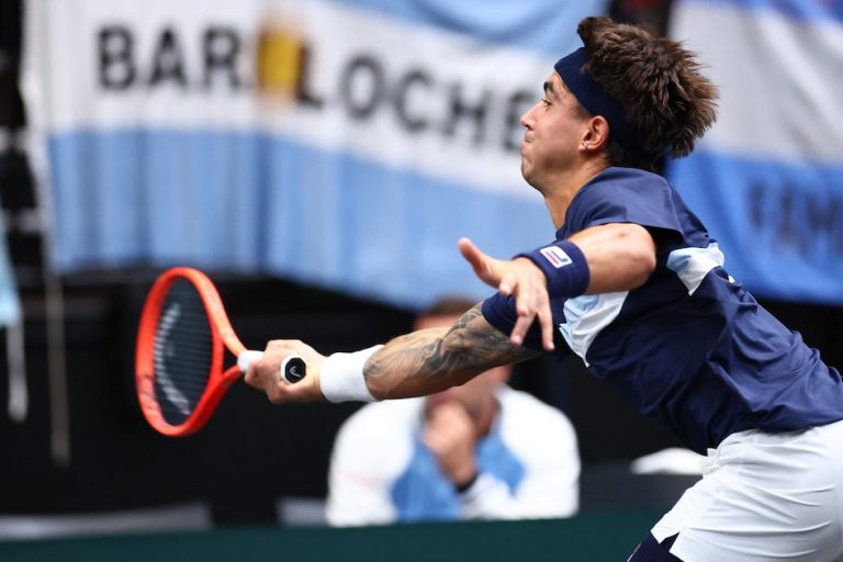 Francisco Comesaña debutó en la Copa Davis y cayó ante Jesper de Jong. Argentina ya está en el Final 8 tras el triunfo de Zeballos y Molteni