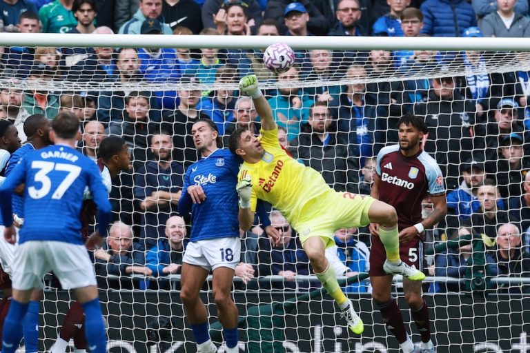 Dibu Martínez volvió al Aston Villa tras su fallida venta y con dos atajadas increíbles evitó la derrota en el 0-0 contra el Everton