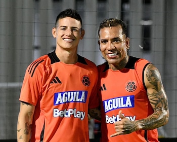 James Rodríguez, capitán, junto a