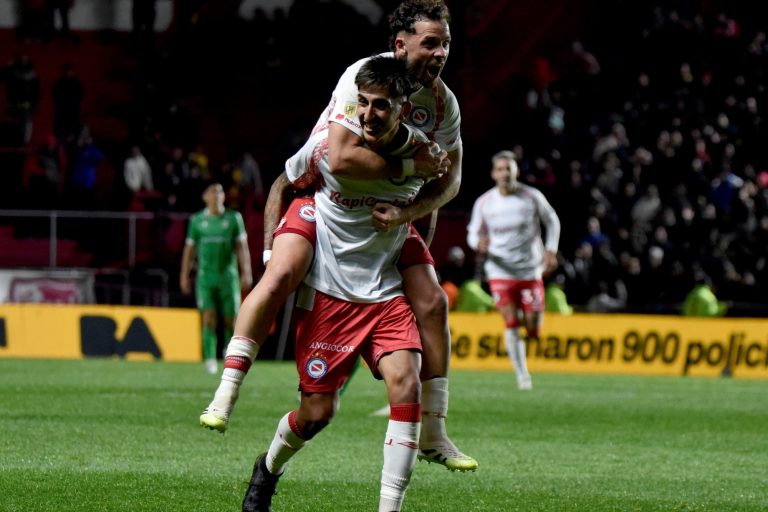 Golazo de Alan Lescano desde mitad de cancha vs Banfield: mirá el video