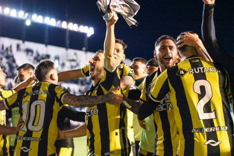 Con dos jugadores menos, el Depor empató y sigue en la pelea por el ascenso a la final