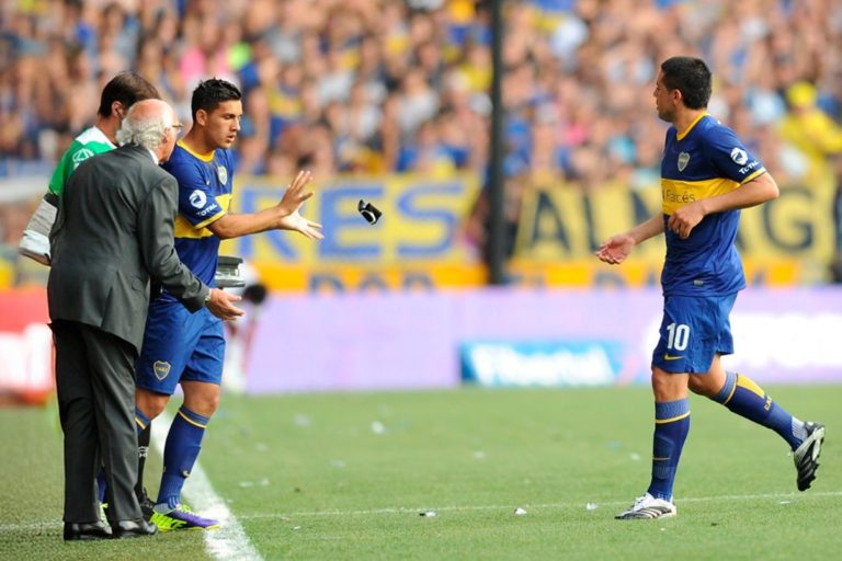 La anécdota de la foto: el día que Riquelme le pasó la cinta a Paredes y él no se la quedó