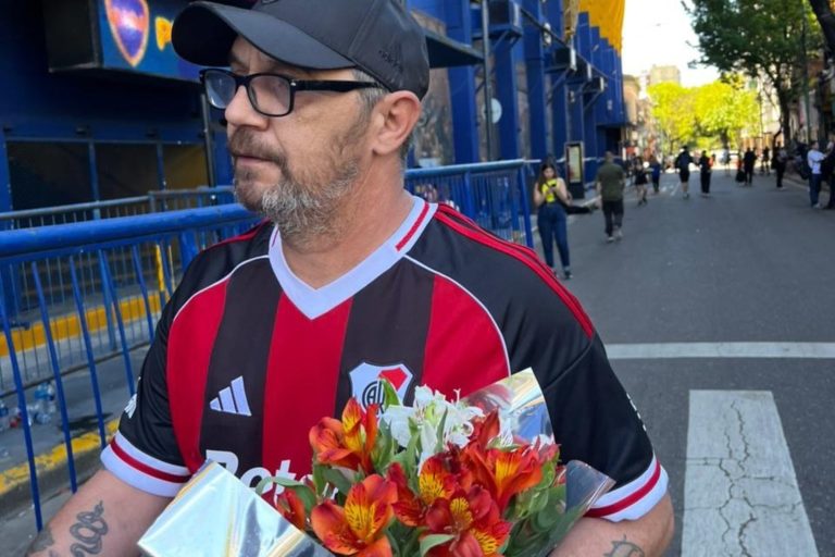 Hincha de River con camiseta le deja flores a Russo en la Bombonera