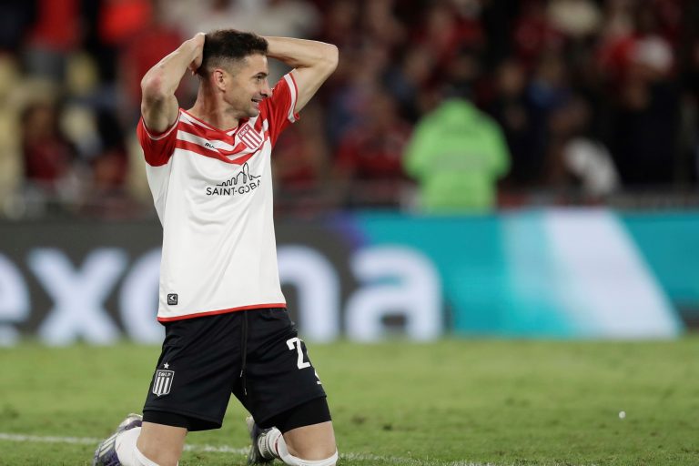 Se lastimó Alario y Domínguez baraja dos pibes para reemplazarlo