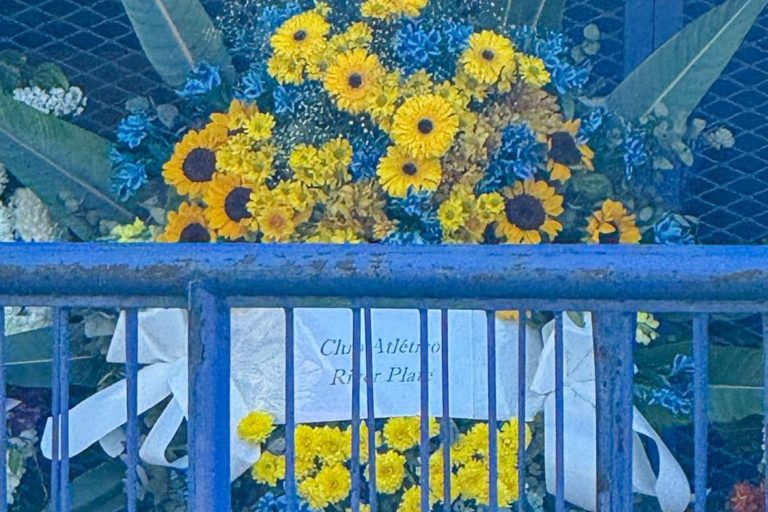 La corona azul y amarilla que River le llevó a la Bombonera para despedir a Russo