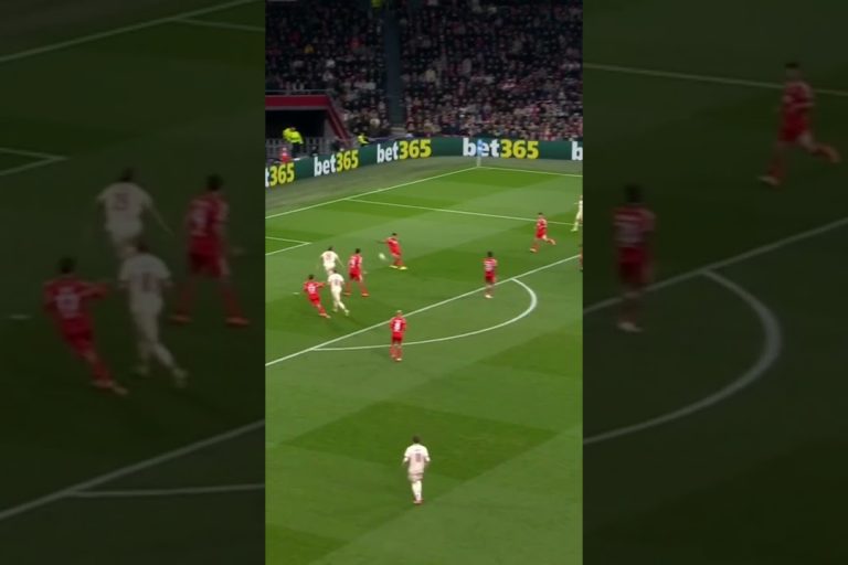 Video: ¡TIENE 19 AÑOS Y TIRA ESTOS CAÑOS! Así se luce Bounida en la Champions League | #Shorts