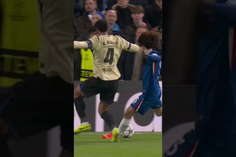 Video: ¡GOL EN CONTRA INSÓLITO EN STAMFORD BRIDGE! Koundé la empujó de taco en su propio arco | #Shorts