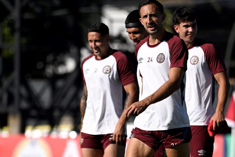Última recta: hinchas rumbo a la cancha, último entrenamiento y posible 11 de Lanús para enfrentar al Galo