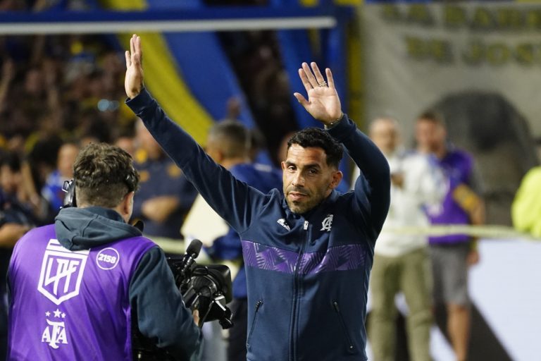 El Apache en la Bombonera: camiseta, trapo y el famoso ‘olé, olé, olé, Tevez…’