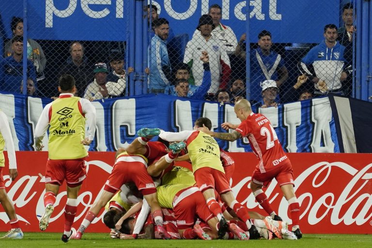 Con show de López Muñoz, Argentinos le ganó a Vélez y avanza a cuartos