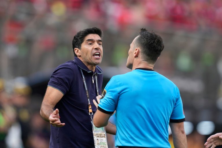 La dura crítica de Abel Ferreira a Herrera por no expulsar a Pulgar: “No puede ser que no haya ido a revisar” y “fue muy blando”